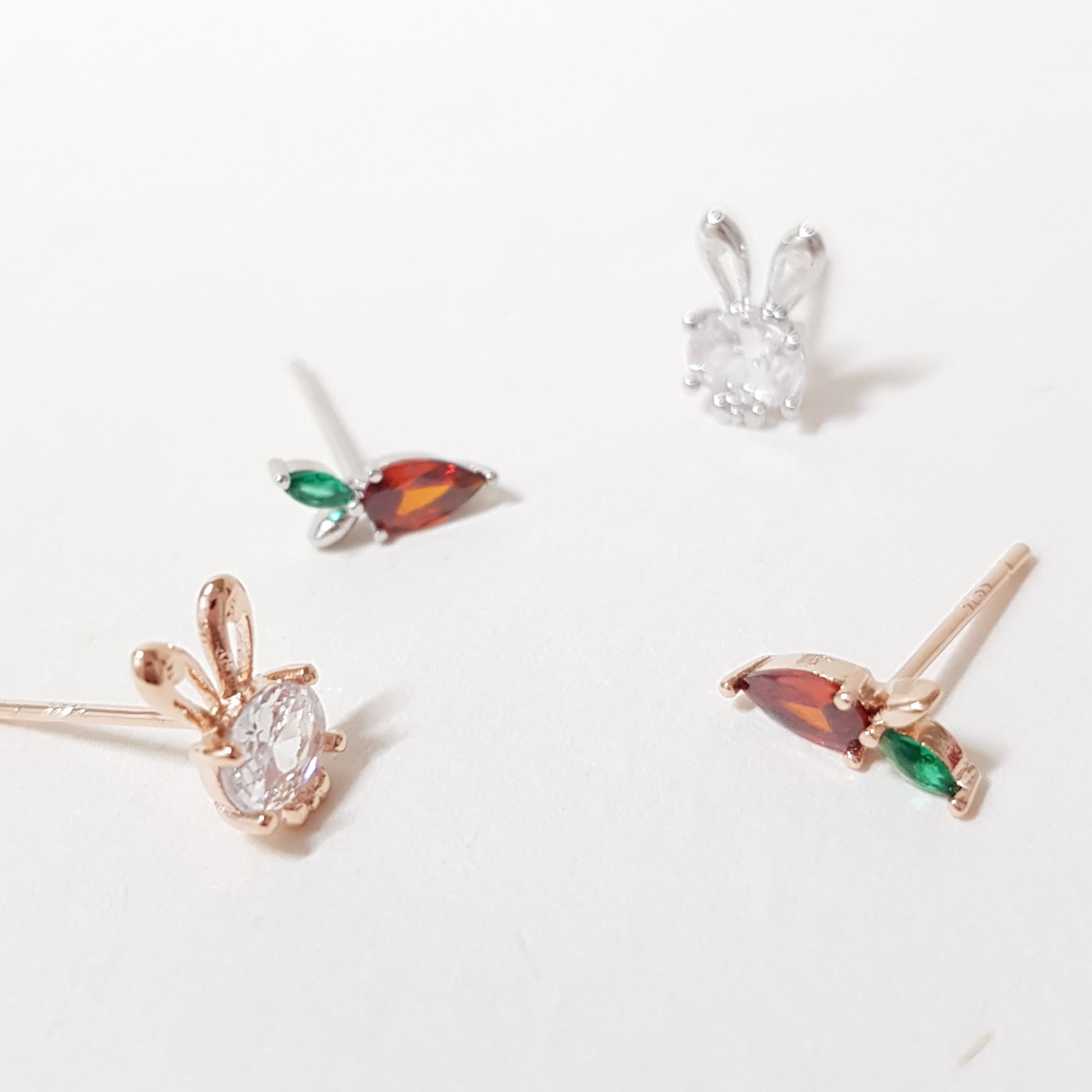 【F007】(925銀針耳環) 兔兔愛蘿蔔